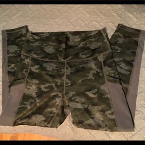 Cropped camo leggings
